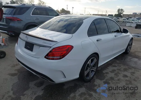 2018 Mercedes-Benz C 300 z USA, uszkodzony, nr VIN 55SWF4JB2JU266881